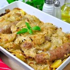 Zapiekanka z białej kiełbasy! Jak przygotować te smakowite danie?