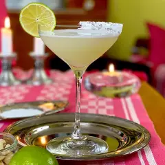 En perfekt margarita med saltkant, lime och cashewnötter. Ett härligt margarita recept för en mysig kväll.
