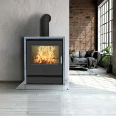 Ein moderner Kamin mit brennendem Feuer, umgeben von einer Wand aus grobem Beton und Ziegeln. Die Frage "was ist Speckstein?" wird durch die Wärme und Gemütlichkeit des Kamins beantwortet.