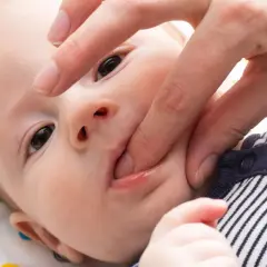 Jak wyglądają opuchnięte dziąsła u niemowlaka i co oznaczają?