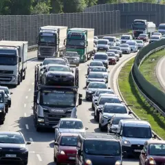 Korek na autostradzie 1 listopada. Ciężarówki stoją w długiej kolejce, podczas gdy samochody osobowe powoli się poruszają.