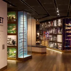 Ett etnografiskt magasin visar föremål från hela världen, en skattkammare av historia och mänskliga erfarenheter.