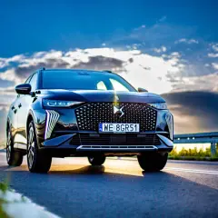 Czarny DS7 Crossback na tle dramatycznego nieba. Elegancki SUV z charakterystycznym grillem i światłami LED.