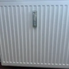 Na grzejniku zamontowany jest licznik ciepła, który pokazuje, jak rozliczane jest ogrzewanie w bloku.