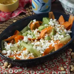 En härlig somrig sallad med strimlad morot och gurka, toppad med smulad fetaost och hackade nötter. Perfekt för en lätt lunch.
