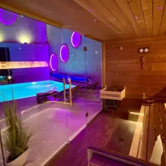 Relaks w spa w Rudzie Śląskiej: basen z niebieską wodą i nowoczesna sauna z drewnianymi ławami.