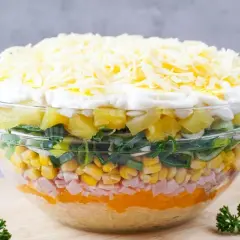 Bunter Schichtsalat im Glas: Ein tolles Rezept für jeden Anlass. Mit Schichten aus Ananas, Mais, Schinken, Lauch und Käse.