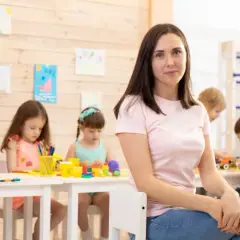 Kto może prowadzić zajęcia rewalidacyjne z dzieckiem z zespołem Aspergera? Sprawdź ważne kwalifikacje