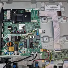 Płytka drukowana telewizora Samsung. Bezpiecznik nie jest widoczny na tym zdjęciu, ale można go znaleźć na płycie zasilacza.