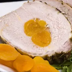 Pieczona pularda co to? Soczyste mięso z morelami i ziołami, podane z rukolą i suszonymi owocami.