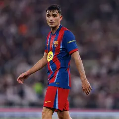 Piłkarz FC Barcelona, Pedri, w czerwono-niebieskim stroju, zaniepokojony po kontuzji.