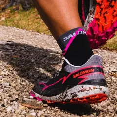 Buty Salomon na błotnistym szlaku. Firma Salomon to synonim wytrzymałości i przygody w terenie.