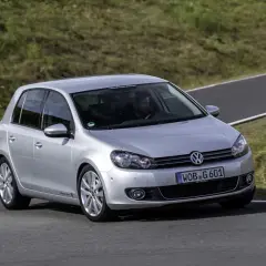 Srebrny Volkswagen Golf VI, produkowany w latach 2008-2013, pokonuje zakręt na torze wyścigowym.
