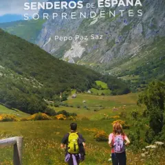 Deux randonneurs explorent des sentiers surprenants en **gr espagne**. Paysages verdoyants et montagnes majestueuses.