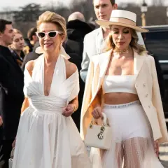 Eleganckie stylizacje na 40 urodziny: biała sukienka z dekoltem i biały komplet z marynarką.