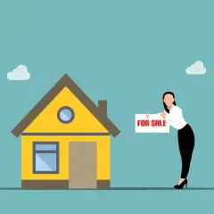Kobieta z tabliczką "FOR SALE" przy żółtym domu.