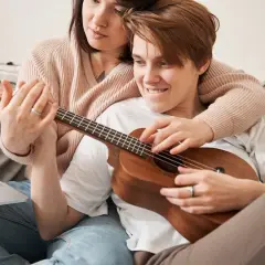 Jak zagrać na ukulele sto lat - proste akordy dla każdego początkującego