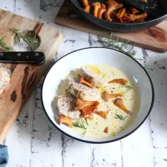Tranches de filet mignon moutarde, accompagnées de girolles et de romarin, dans une sauce crémeuse.