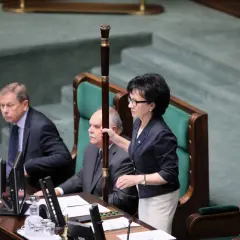 Posłanka trzyma laseczkę marszałkowską. Czy żony polityków PiS ujawnią swoje majątki odrębne w 2026 roku?