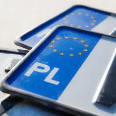 Zbliżenie na polskie tablice rejestracyjne z symbolem UE. Zastanawiasz się, ile kosztują tablice rejestracyjne?