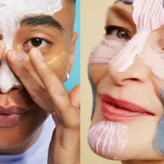 Två ansikten med ansiktsmasker. En ung person applicerar mask på näsan, medan en äldre person har en färgglad mask som konstverk. Ett sant essence ansikte.