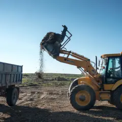 Ile kosztuje ciężarówka ziemi? Ceny, porady i jak nie przepłacić
