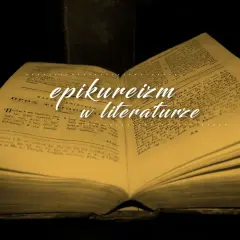 Otwarta, pożółkła księga z greckim tekstem. Na jej stronach widnieje napis "epikureizm w literaturze", sugerujący poszukiwanie odpowiedzi na pytanie, co to epikureizm.