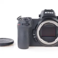 Nikon Z6 – nowoczesny bezlusterkowiec, który wyznacza nowe standardy w porównaniu do tradycyjnej lustrzanki.