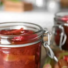 Två glasburkar med rabarberkompott. Perfekt för ett enkelt rabarberkompott recept.