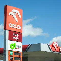 Słup z logo ORLEN i cenami paliw. Idealna okazja na orlen promocja na paliwo!