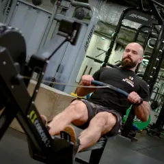 Ile cardio na redukcji? Spalaj tłuszcz, chroń mięśnie!