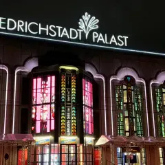 Friedrichstadt-Palast, ein Wahrzeichen Berlins, erstrahlt in bunten Lichtern. Ein Muss für alle, die historische Orte in Berlin erleben wollen.