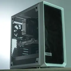 Boîtier PC blanc avec fenêtre latérale transparente, ventilateurs et carte graphique visibles. Le logo "fractal design" est présent. C'est quoi RGB ? Ce boîtier est prêt pour des lumières colorées.