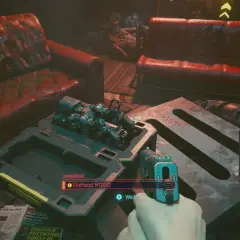 Cyberpunk bilet wstępu do zdobycia Flatheada. Na stole leży broń i futurystyczny gadżet.