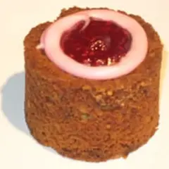 En cylinderformad Runebergstårta med rosa glasyr och hallonsylt i mitten. Perfekt för dig som söker ett runebergstårta recept.