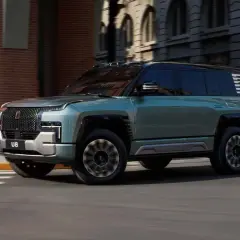 Nowy YangWang U8, luksusowy SUV, przemierza miejskie ulice.