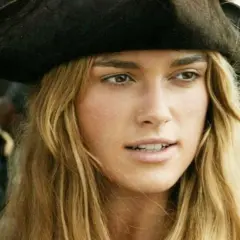 Elizabeth Swann z obsady "Piraci z Karaibów" w pirackim kapeluszu, z rozwianymi blond włosami.