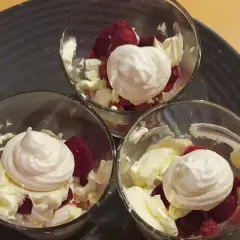Himbeer Baiser Dessert in Gläsern: zarte Baiser-Häubchen auf frischen Himbeeren und Sahne. Ein leichter Genuss!