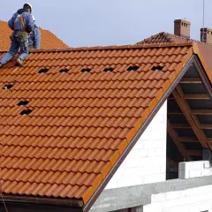 Kto wyrabia płytki dla dekarza? Sprawdź najlepszych producentów