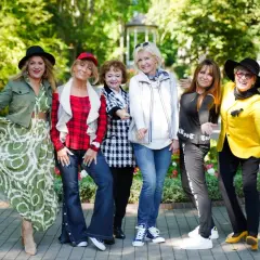 Uśmiechnięte uczestniczki Sanatorium Miłości 4 pozują w parku.