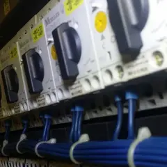 Jak wybrać odpowiedni bezpiecznik na 3 fazy dla bezpieczeństwa instalacji