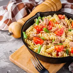 Makaron fusilli z tuńczykiem, pomidorkami i fasolką szparagową w patelni.
