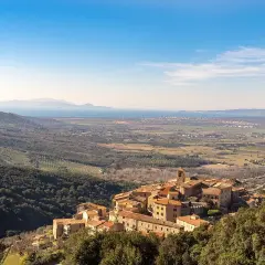 Gavorrano cosa vedere: borgo medievale arroccato su una collina, con vista panoramica sulla campagna toscana e sul mare.