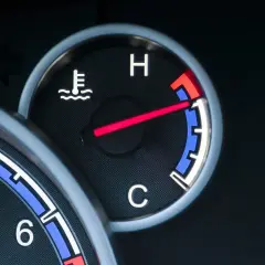 Wskaźnik temperatury płynu chłodzącego pokazuje, że silnik jest gorący.