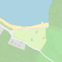 Mapa pokazuje obszar z zabudowaniami, drogami i linią brzegową. Widać tu camping Vrila, otoczony zielenią i blisko morza.