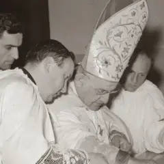 Ile świec na ołtarzu? Odkryj tajemnice liturgicznych tradycji