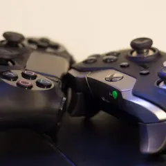 Jakie są główne różnice między konsolami PlayStation i Xbox?