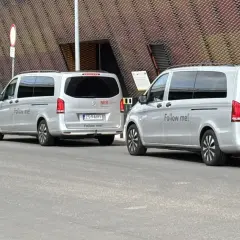 Trzy srebrne vany z napisem "Follow me!" czekają na pasażerów. To idealny transfer lotniskowy, by rozpocząć podróż.