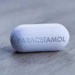 Biała tabletka z napisem PARACETAMOL. Czy apap można brać przy nadciśnieniu? Konsultacja z lekarzem jest kluczowa.