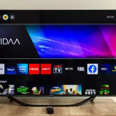 Telewizor z systemem vidaa, wyświetlający menu z aplikacjami: Netflix, YouTube, Disney+, Prime Video, cda.pl, Rakuten TV, Chili, NBA, Facebook, UEFA.tv, Polsat Go.